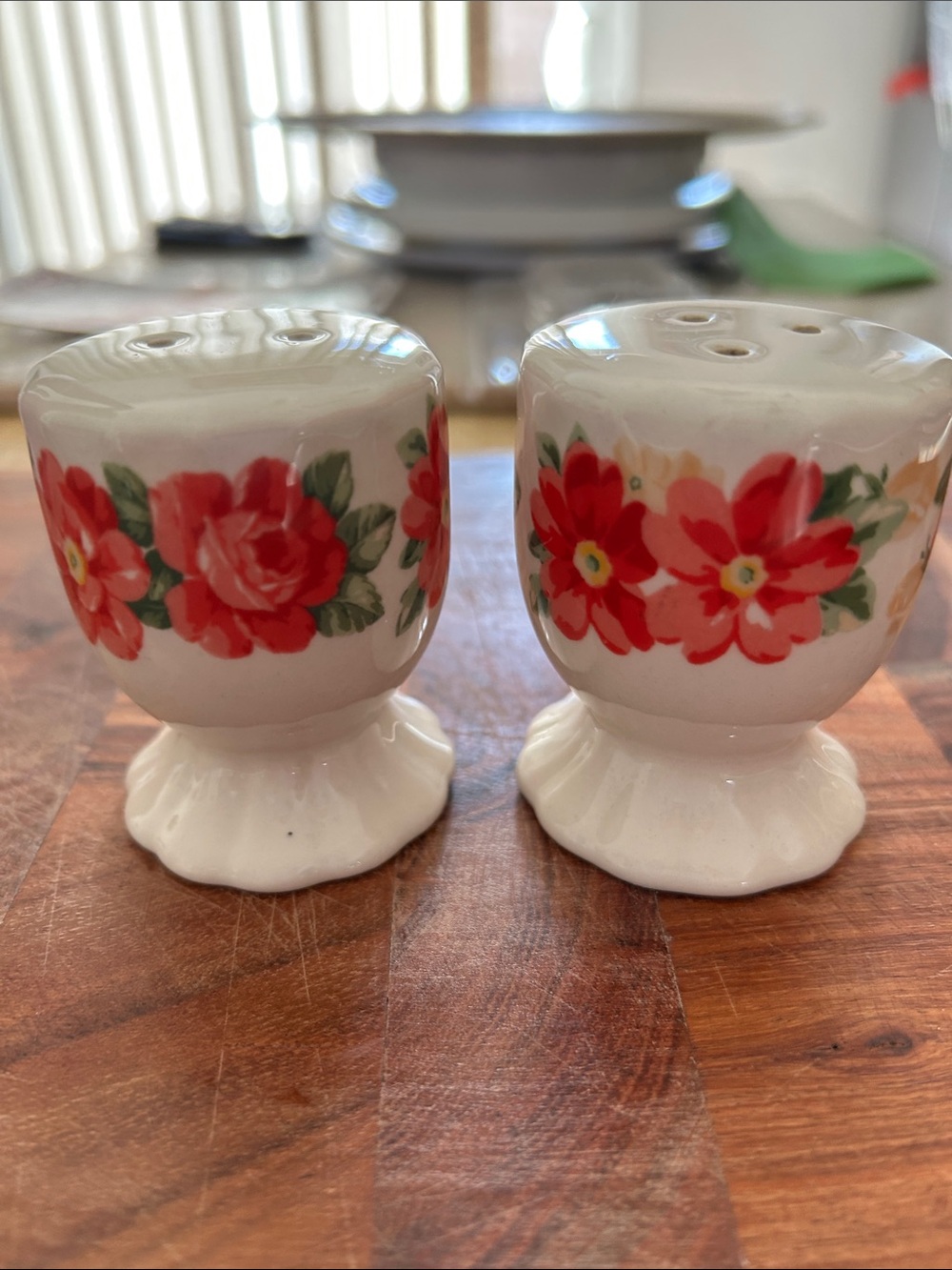 Pioneer Woman salt & pepper shakers in like new condition ceramic.